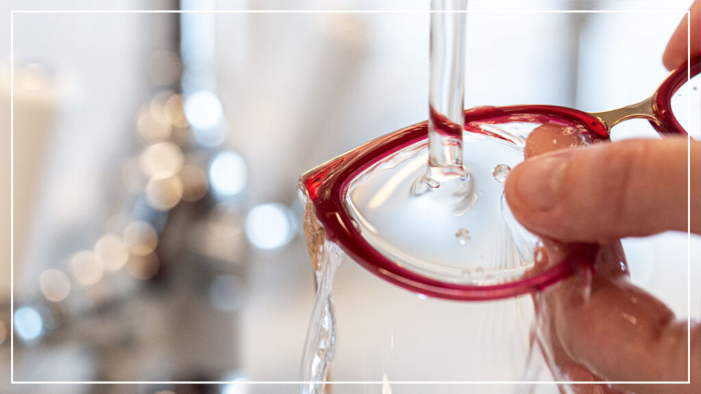 Quattro Semplici Passaggi Per Pulire Gli Occhiali Da Sole